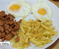 Huevos fritos con patatas y txitxikis en el bar Txioka de Vitoria-Gasteiz