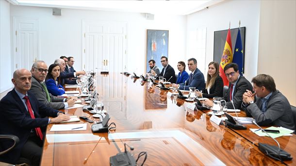 Reunión con representantes de las eléctricas en Moncloa. Foto: Gobierno de España