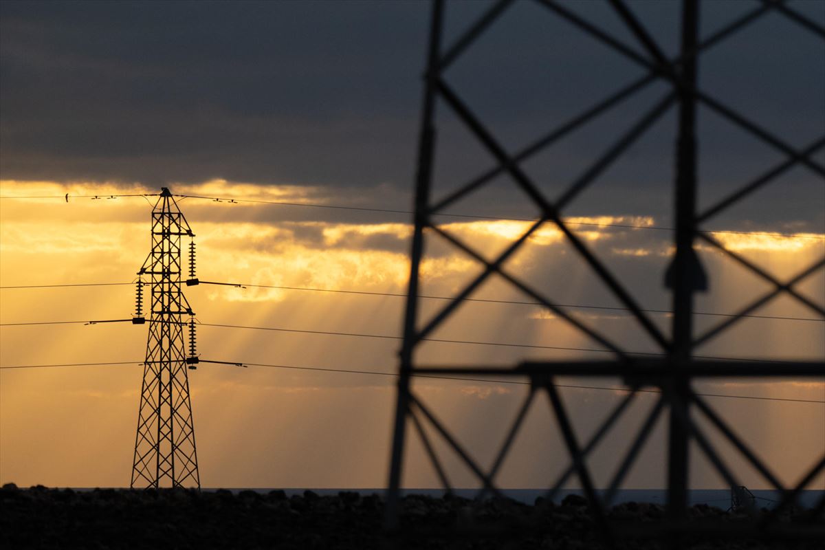 Unas torres de electricidad. 