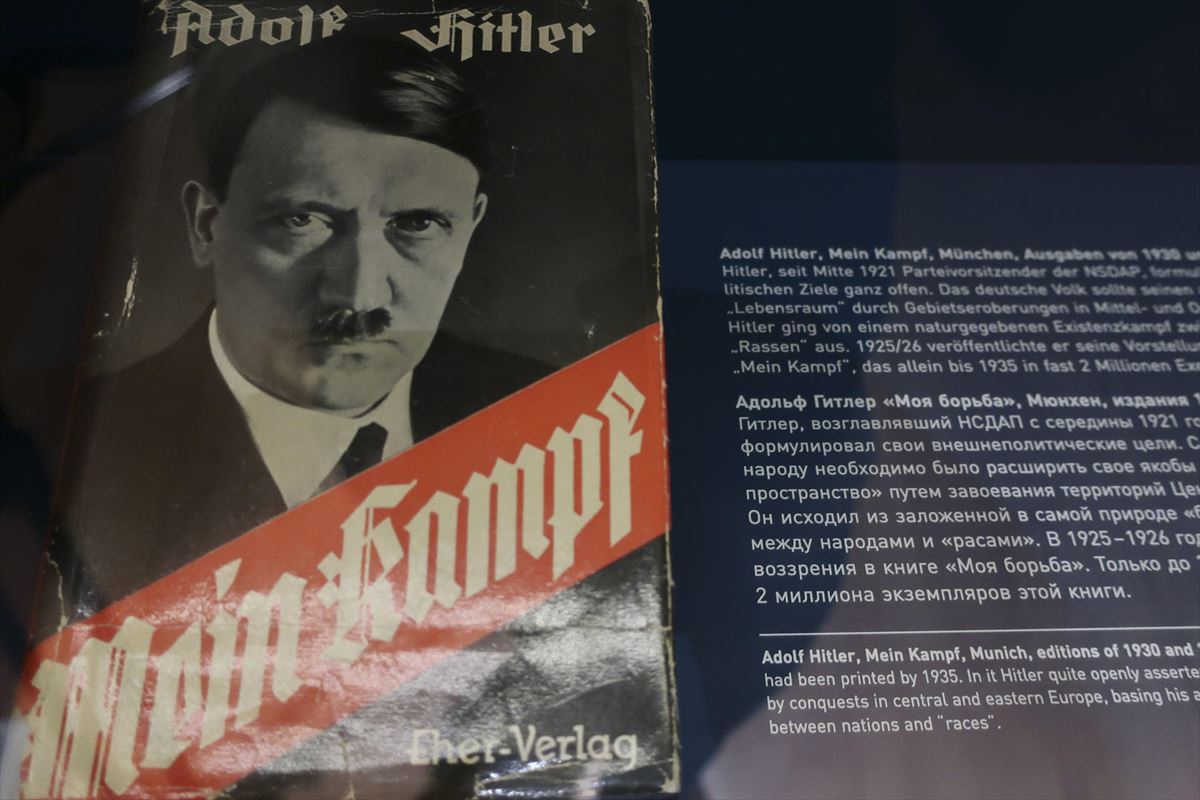 'Mein Kampf' liburuaren kopia bat, Berlin-Karlshorsteko museoan. Argazkia: EFE