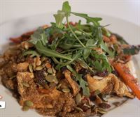 Verduras salteadas con pollo y quinoa en el restaurante donostiarra Aveniu
