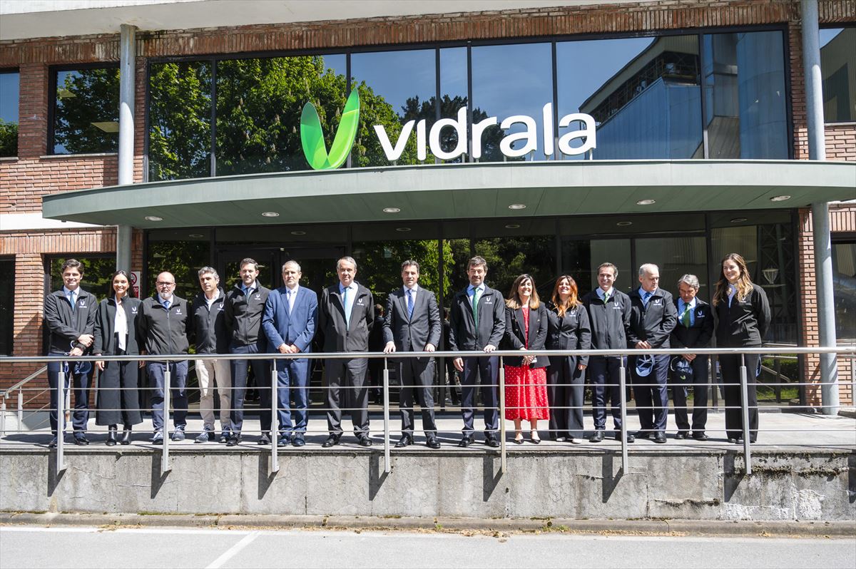 El lehendakari, Imanol Pradales, junto a los dirigentes de Vidrala este miércoles en LLodio. EFE
