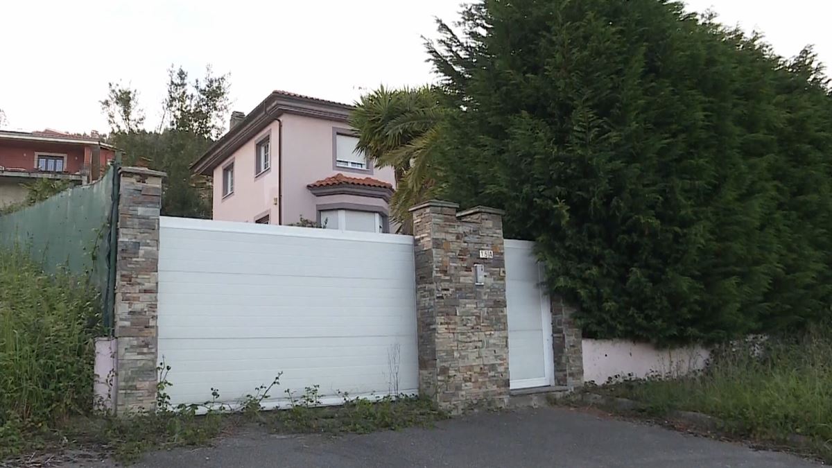 Exterior de la vivienda en la que vivían los menores, en Oviedo. Foto: EFE