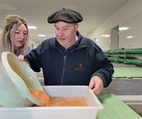 Es tiempo de salmones; descubrimos cómo trabajan en la piscifactoría de Oronoz Mugaire