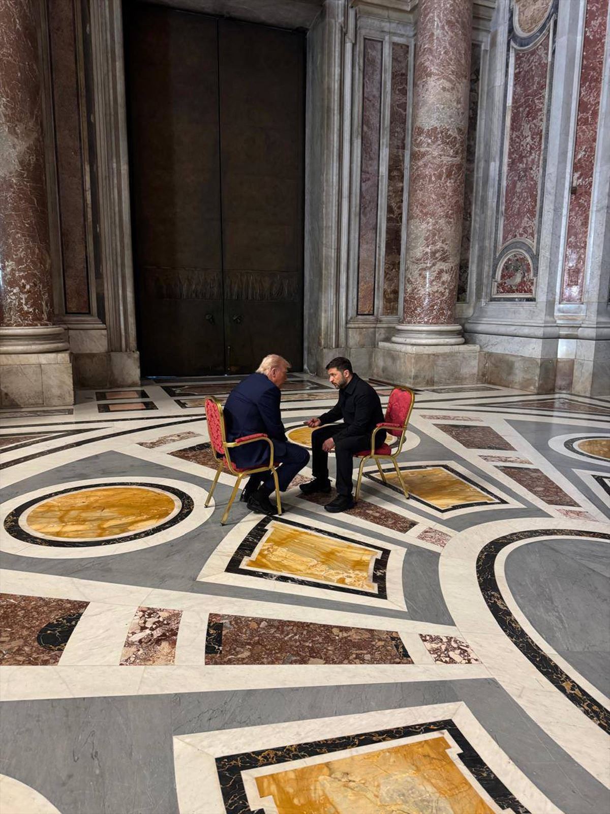 Trump y Zelenski, en el interior de la basílica San Pedro, el pasado sábado. 
