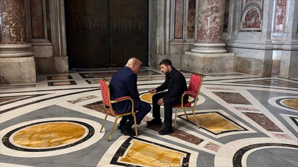 Trump y Zelenski, en el interior de la basílica San Pedro, el pasado sábado. 