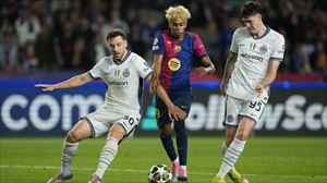 Barcelona e Inter Milán disputan el balón en la ida de semifinales de la Champions.