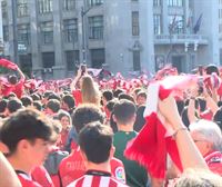 Athleticeko zaleek agur beroa egin diote taldeari Moyuan, eta harrera autobusari, San Mamesen