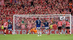 Batacazo del Athletic ante el Manchester United: tres goles en la primera parte y roja para Vivian (0-3)