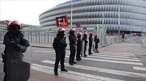 Dispositibo de seguridad de la Ertzaintza, ayer, en el exterior de San Mamés