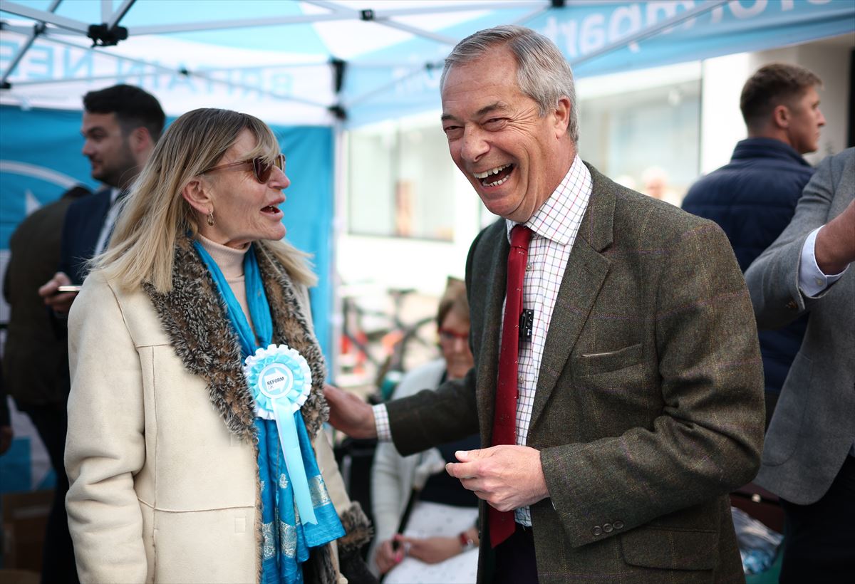 Nigel Farage, Reform UK alderdiko jarraitzaile batekin. Argazkia: EFE