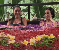 El baño floral es una tradición que usa plantas y aceites esenciales para equilibrar las emociones, en Bali