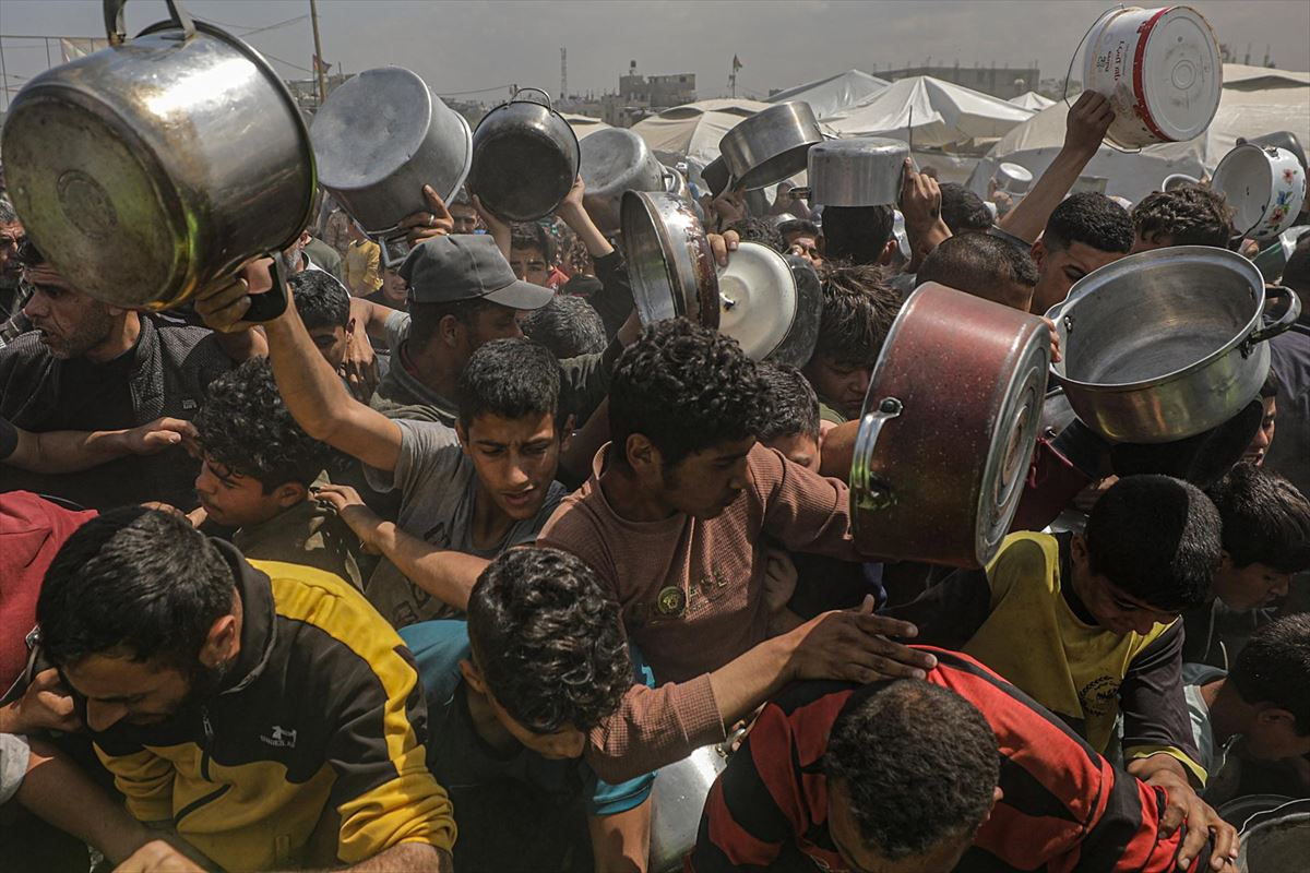 Palestinos luchando por algo que llevarse a la boca en Yabalia (Gaza). Foto: EFE