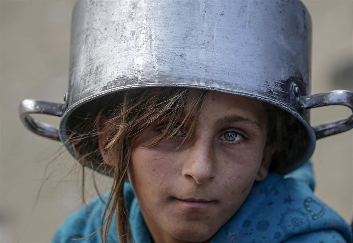 A displaced Palestinian girl expects to receive food from a good cause, in Jabralia, north of the Gaza Strip. Photo: EFE