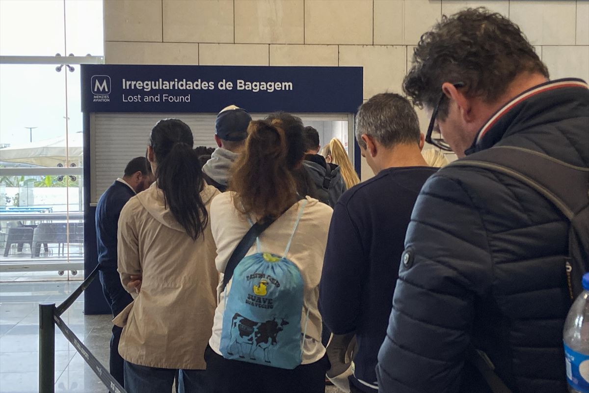 En vilo decenas de pasajeros aéreos en Lisboa por los equipajes retenidos tras el apagón. Foto: EFE