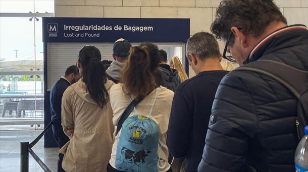 En vilo decenas de pasajeros aéreos en Lisboa por los equipajes retenidos tras el apagón. Foto: EFE