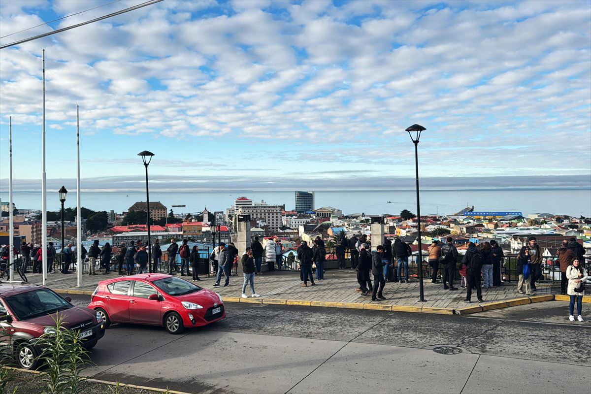 Personas se agrupan en una zona alta y segura de la ciudad de Punta Arenas (Chile). Foto: EFE