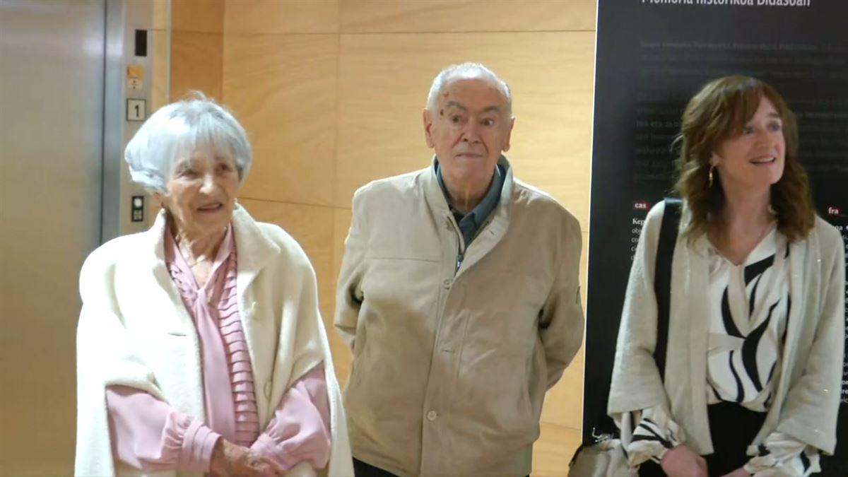 Deportatutako bi euskal herritarren senideak, omenaldian. Argazkia: Irekia