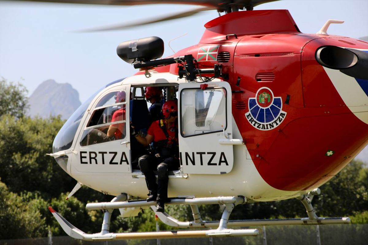 Ertzaintzaren helikoptero bat, artxiboko irudian. Argazkia: Irekia