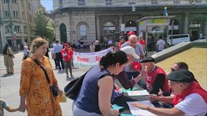 Recogida de firmas, del Movimiento de Pensionistas. Foto: Europa Press. 