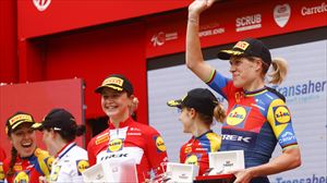 Ellen van Dijk celebra con sus compañeras de equipo la victoria. Foto: EFE