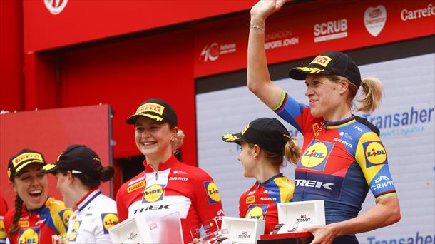Ellen van Dijk celebra con sus compañeras de equipo la victoria. Foto: EFE