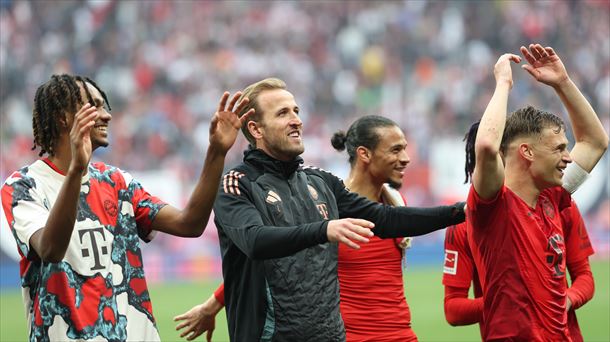 Harry Kane y sus compañeros saludan a los aficionados del Bayern. Foto: Efe.