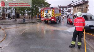 Bomberos trabajando en Iturmendi. Foto: @bomberos_na