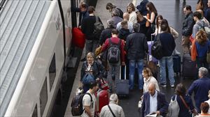 Más de 10 000 viajeros y 30 trenes afectados por un robo de cable en el AVE Madrid-Sevilla
