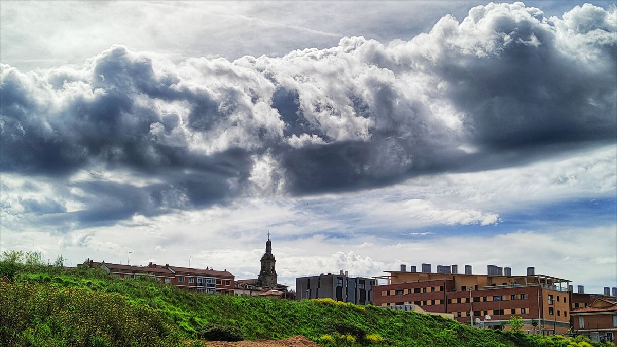 Legutio, bajo nubes compactas. 
