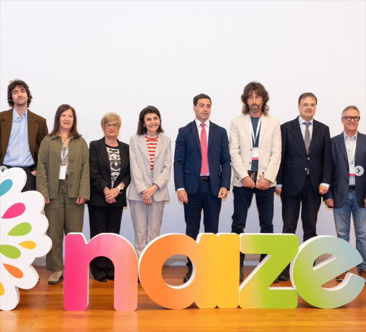 Mayor, junto con autoridades y ponentes, al inicio del Congreso. 