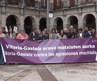 El Ayuntamiento de Vitoria se concentra para condenar la agresión sexual sufrida por una mujer en su vivienda