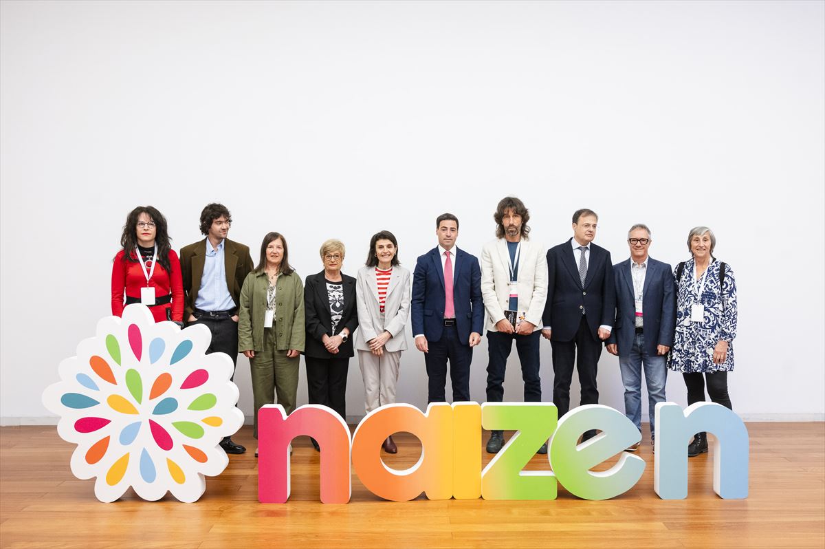 Mayor, agintariak eta biltzarreko hizlarietako batzuk ondoan dituela, gaur. 
