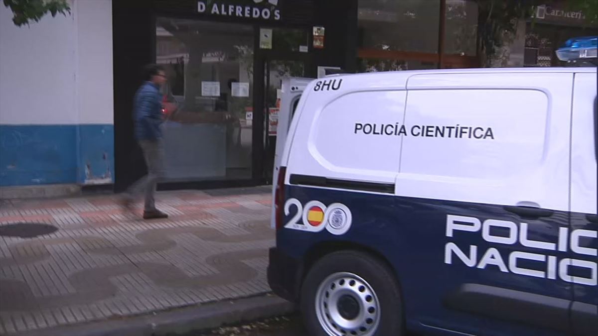 La Policía científica en el barrio San Juan de Pamplona, este lunes