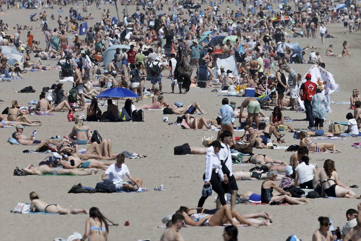 Aspecto de la playa de la Malvarrosa de Valencia el domingo. Foto: EFE