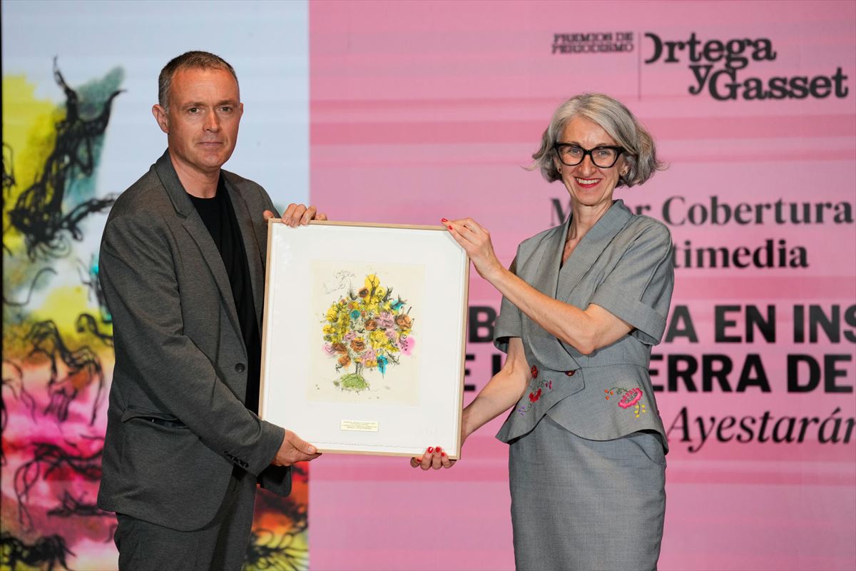 El corresponsal de ETB Mikel Ayestaran recibe el premio Ortega y Gasset. Foto: EFE