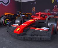 Bat Formulako pilotuek LEGO piezekin egindako autoen erreplikekin desfilatu dute Miamin 