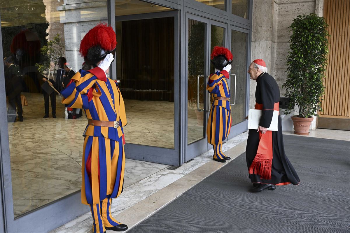 Un cardenal entrando a la quinta congregación general celebrada estos días. Foto: EFE