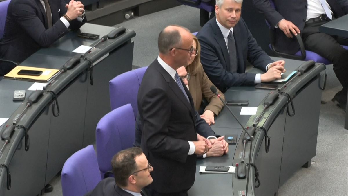 Merz y Scholz, hoy, en el Parlamento alemán. Foto: EFE