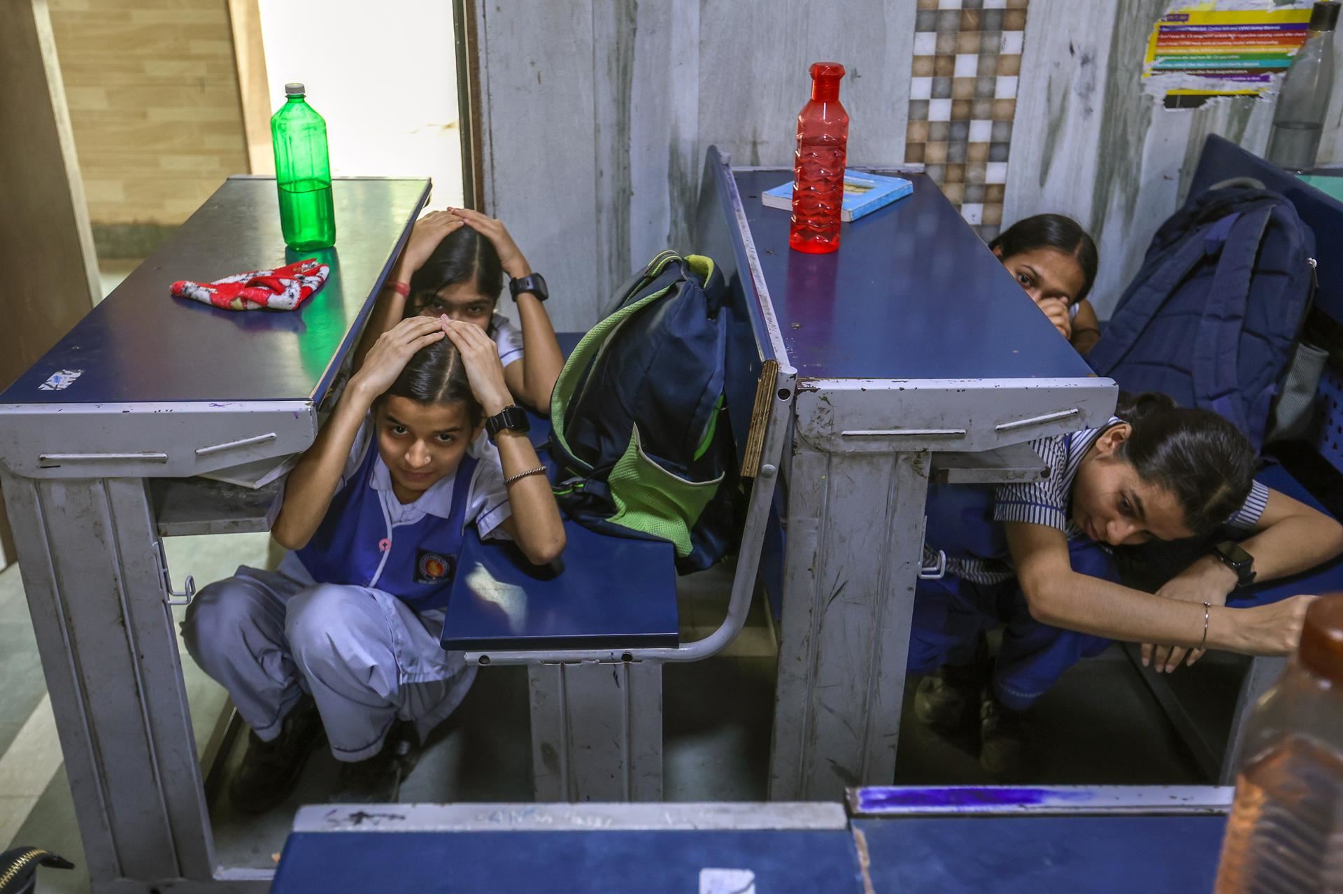 New Delhiko eskola bateko haurrak, simulakro betean. EFE