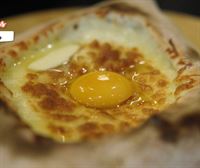 Adjaruli Khachapuri georgiano en el restaurante Samaia de Bilbao