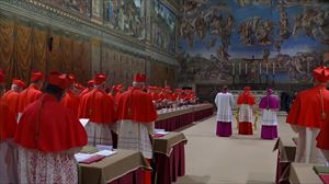 Los cardenales electores finalizan su procesión a la Capilla Sixtina para dar inicio al Cónclave