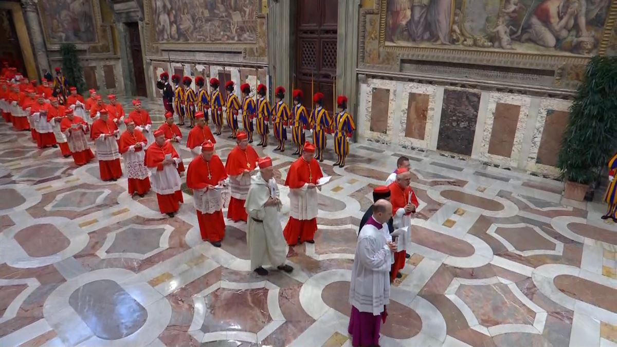 Procession to the Sixtine Chapel and Oath of the Cardinals: the moments prior to the start of the conclave