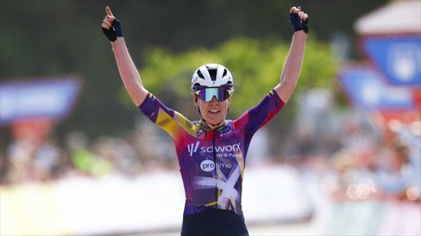 Van der Breggen ha lanzado un ataque al que nadie ha podido responder. Foto: lavueltafemenina.es.