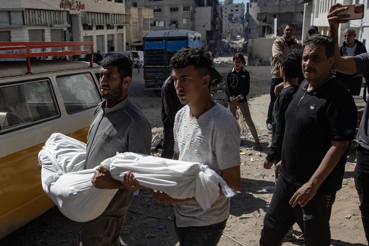 Una de las víctimas del ataque israelí contra un restaurante en Gaza. Foto: EFE