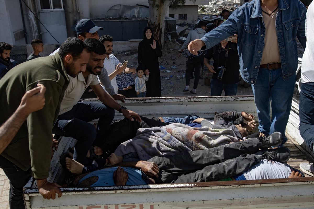 Víctimas del ataque israelí contra un mercado en Gaza, apiladas en una camioneta. Foto: EFE