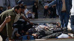 Israel mata a más de 100 personas tras bombardear colegios, un mercado y un restaurante en Gaza