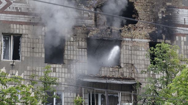Estado en el que quedó un edificio de Kiev tras un ataque ruso, ayer. Foto: EFE