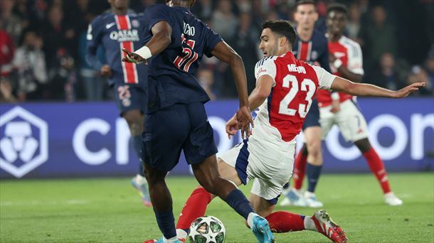 William Pacho (PSG) eta Mikel Arteta (Arsenal), lehian, atzoko finalaurrekoan