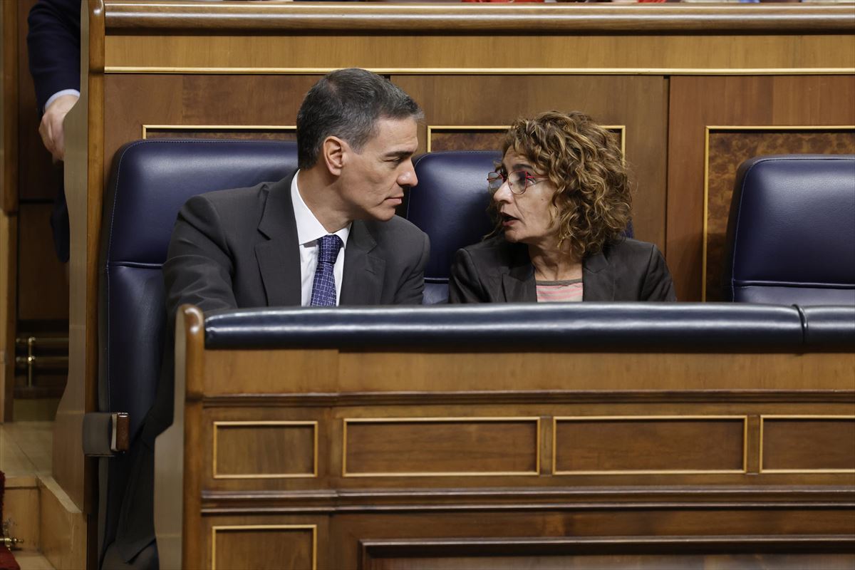 Pedro Sánchez y María Jesús Montero, durante el pleno de hoy en el Congreso